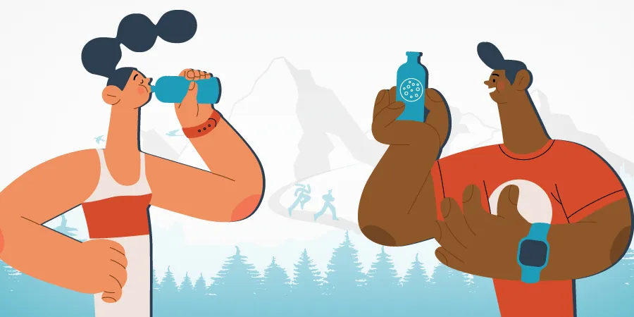 Une fille et un garçon buvant de l’eau en bouteille devant un paysage montagneux.