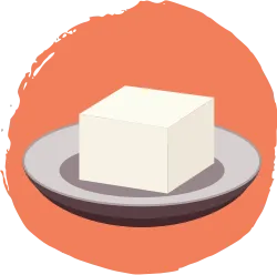 Un bloc de tofu dans une assiette.