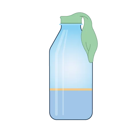 Une bouteille remplie environ au tiers avec de la levure flottant à la surface de l’eau. Le goulot d’un ballon mou enfilé sur celui de la bouteille.